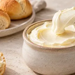 Fromage crémeux brésilien requeijão dans un pot en grès