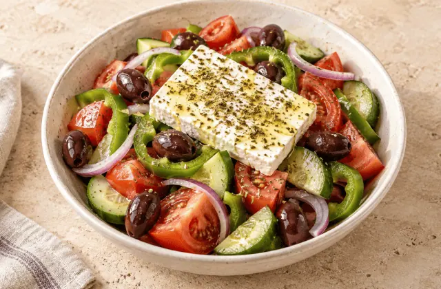 Salade grecque aux tomates, concombre, poivron, olives et feta