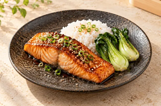 Pavé de saumon teriyaki laqué avec riz, pak choï, sésame et ciboule