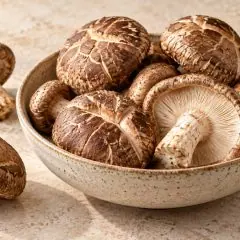 Champignons shiitake frais dans un bol en grès