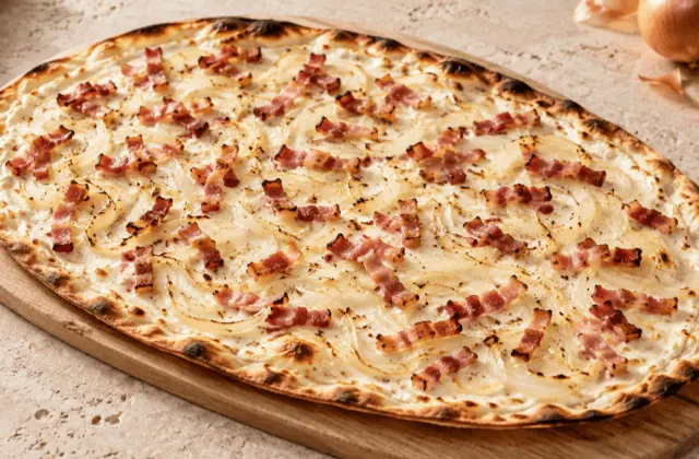 Tarte flambée alsacienne fine à la crème, aux oignons et aux lardons