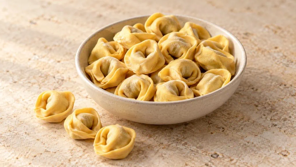 Tortellini frais dans un bol en grès