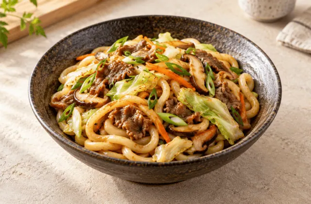 Udon sautés au bœuf, chou, carotte, champignons et ciboule